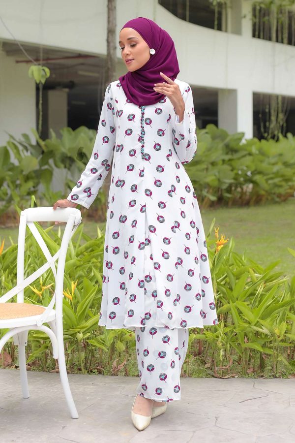 RAESHA.PEACOCK.WHITE.2 RAESHA.PEACOCK.WHITE.2